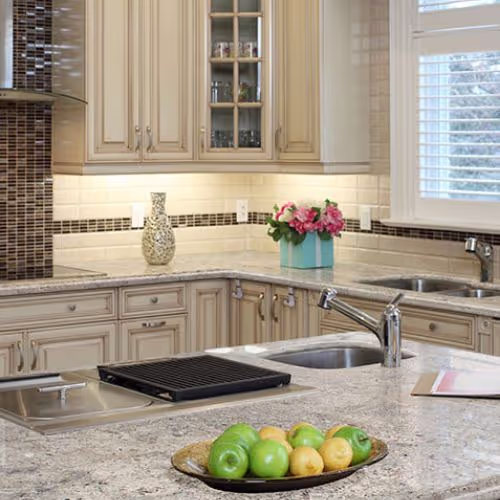 6456Ce4576Abb250Fafbc190 Slamsi Surfaces Surprise Granite Bianco Romano Granite Kitchen%20Scene1 countertop sample